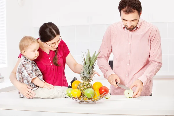 Vader bereidt fruit voor kind — Stockfoto