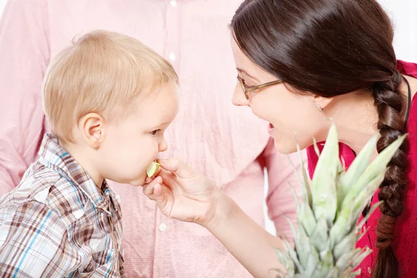 Madre alimentando al niño — Foto de Stock