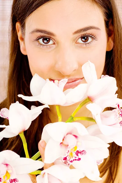 Hübsche Frau mit Blumen — Stockfoto