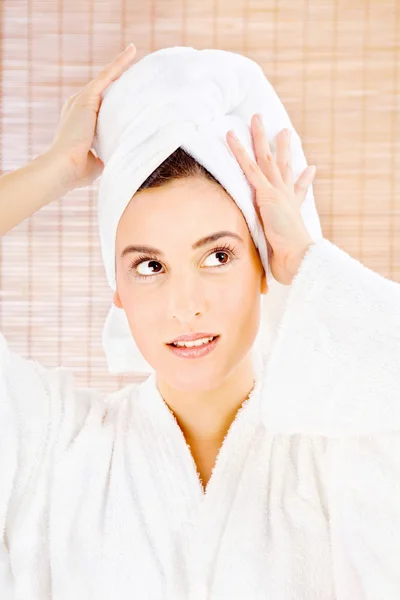 Brunette vrouw met handdoek Stockfoto