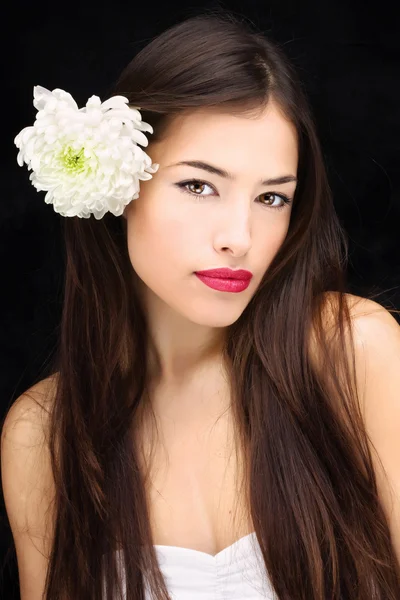 Meisje met bloem in haar haar Stockfoto