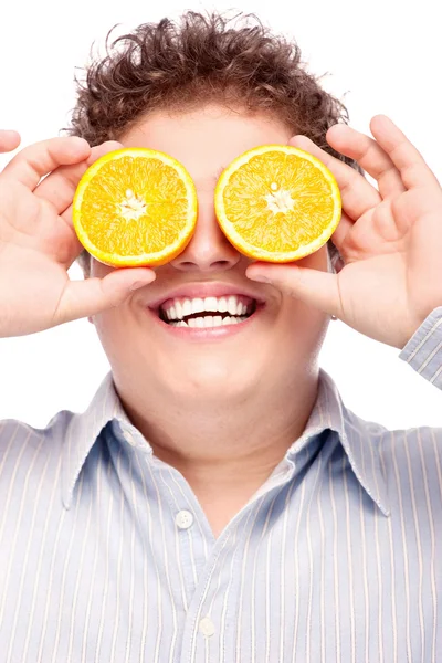 Пухлый мальчик и апельсин — стоковое фото