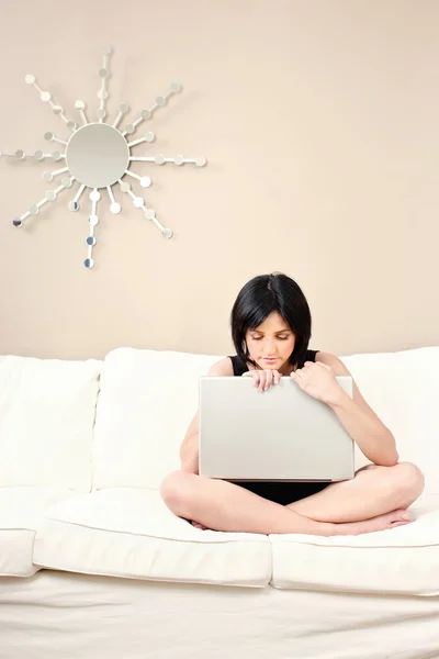 Frau und Laptop auf dem Sofa — Stockfoto