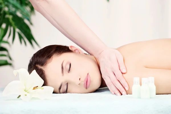 Vrouw op schouder massage — Stockfoto