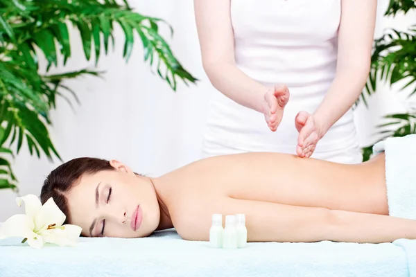 Kvinna på ryggmassage — Stockfoto