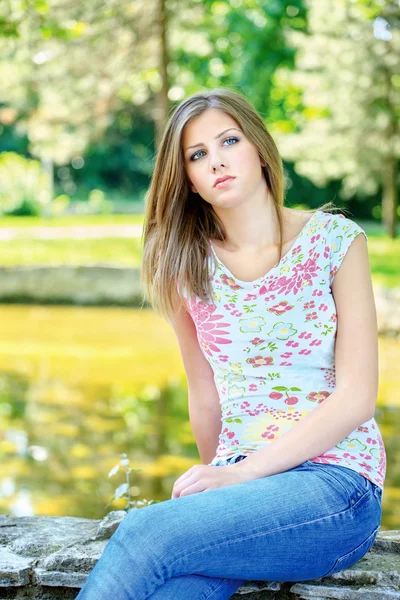 Woman on sunny day in park — Stock Photo, Image