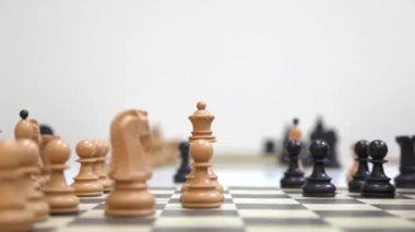 bir satranç satranç tahtasında kara Kraliçe oyunu almak Beyaz Kraliçe