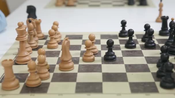 Dans un jeu d'échecs pion noir prendre pion blanc — Video