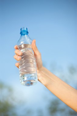 el plastik şişe su tutarak 