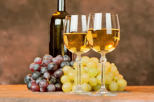 Poháry s vínem a hroznů Stock Snímky