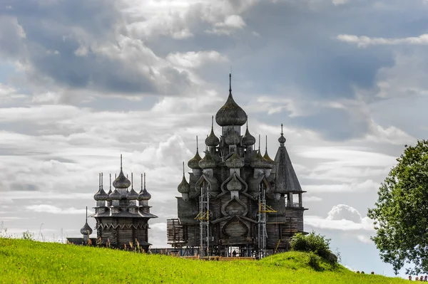 Wooden church at Kizhi under reconstruction — Stock Photo, Image