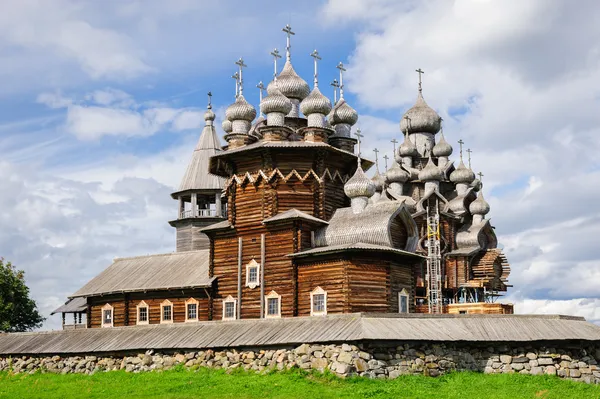 Iglesia de madera en Kizhi en reconstrucción — Foto de Stock