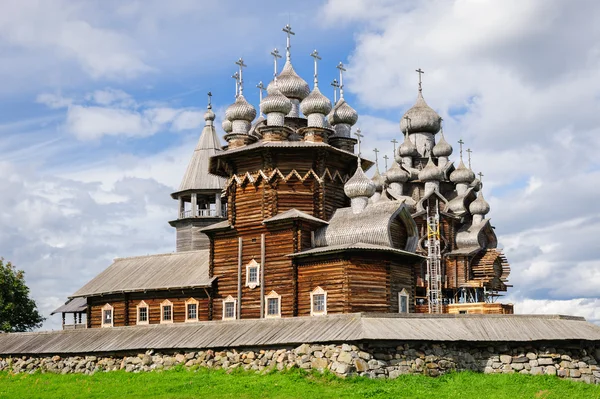 Träkyrkan på kizhi under återuppbyggnad — Stockfoto