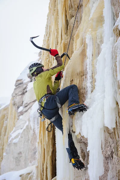 Young man climbing the ice — Stock Photo, Image