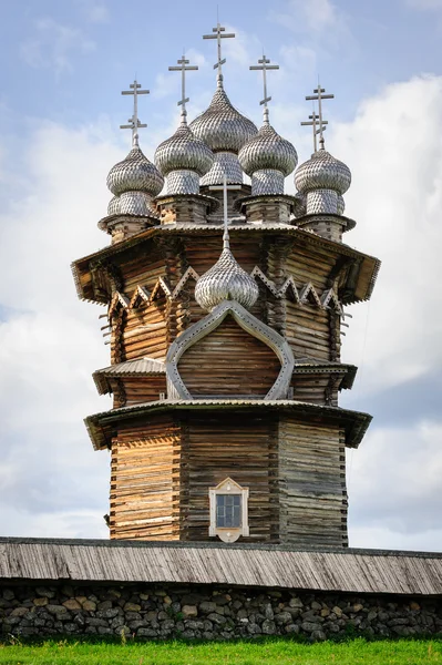 Église en bois à Kizhi en reconstruction — Photo