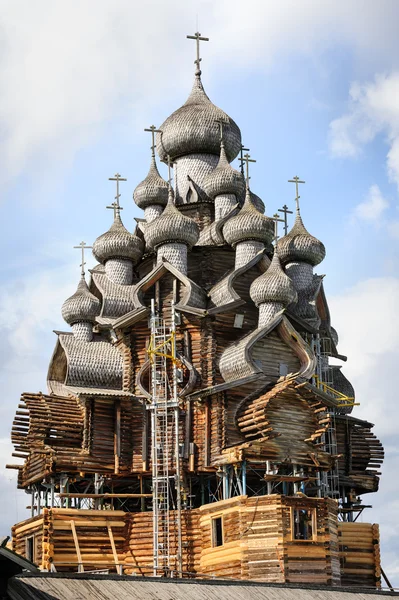 Wooden church at Kizhi under reconstruction — Stock Photo, Image