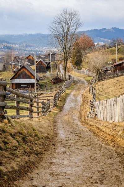 Route sale dans le village des Carpates — Photo