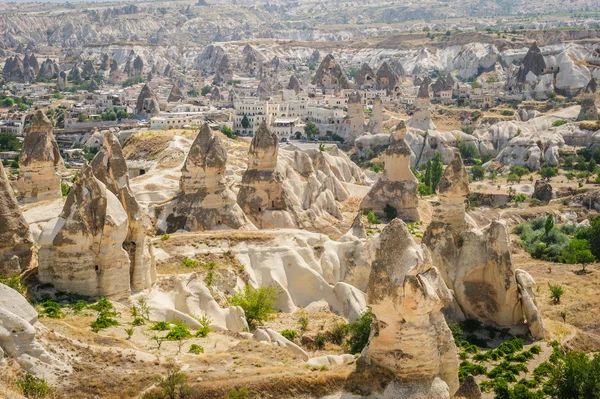 Dağların yakınlarında Kapadokya Göreme — Stok fotoğraf