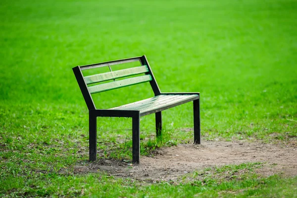 Banco solitário quebrado no parque — Fotografia de Stock