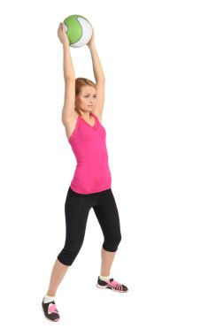 Genç Bayan sağlık topu egzersiz yapıyor