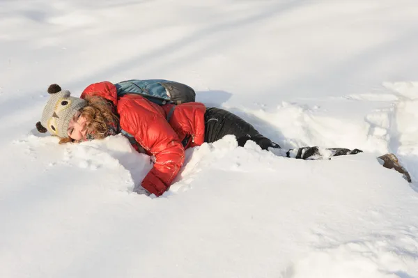 Niña jugando en la nieve — Foto de Stock
