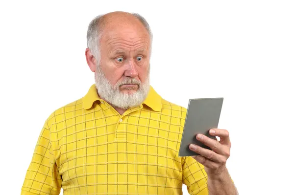 Verblüffter Senior mit Glatze und Spiegel — Stockfoto