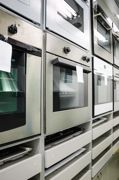 Toko peralatan rumah, baris oven — Stok Foto