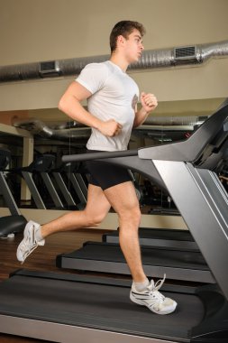spor salonunda treadmill çalışan genç adam