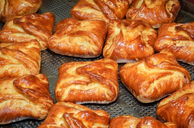doldurma ile sıcak fırında sarma çörek