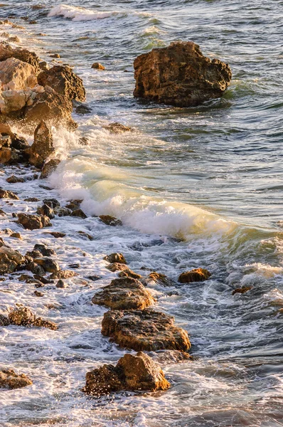 Příliv moře v paprscích zapadajícího slunce — Stock fotografie