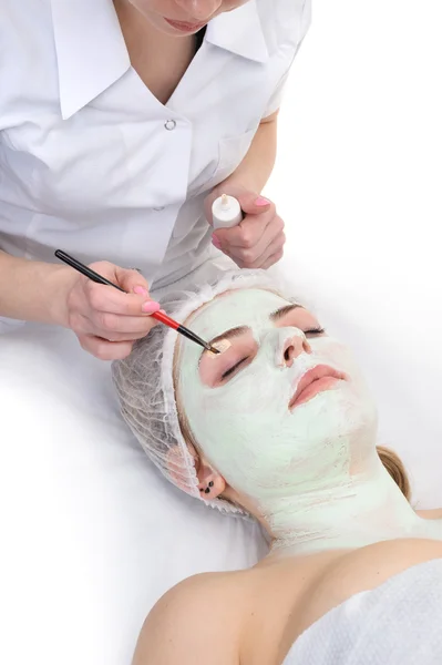 Kosmetický salon, oči obličejové masky, použití — Stock fotografie