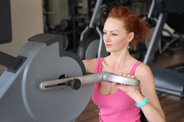 Chica haciendo manos spinning máquina entrenamiento — Foto de Stock