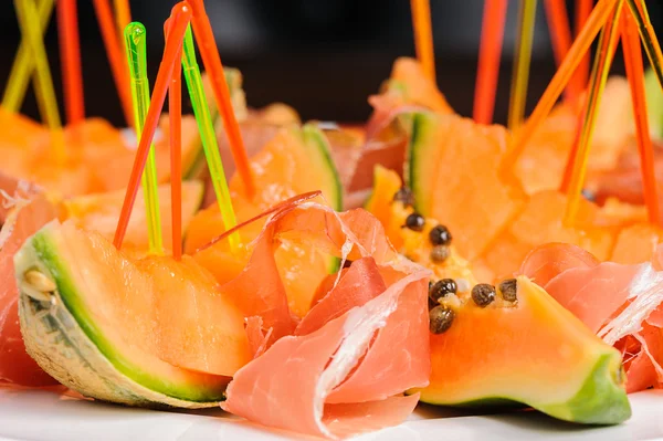 Salad with prosciutto and papaya — Stock Photo, Image