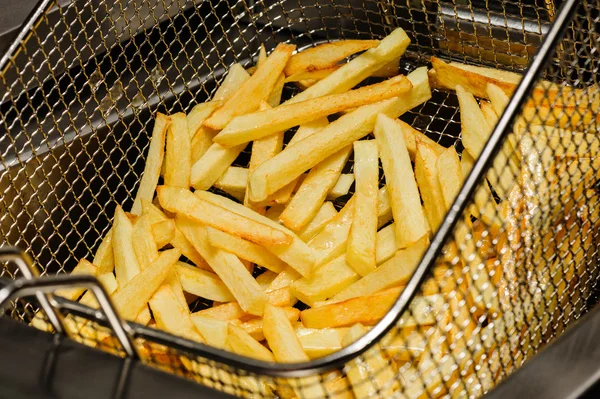 Preparazione di patatine fritte — Foto Stock