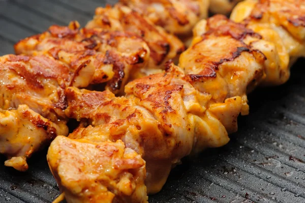 Chicken shish kebab on skewers — Stock Photo, Image