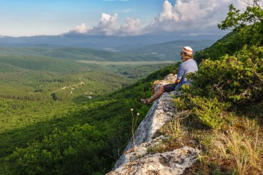 günbatımı ışınlarının erkekte hiking