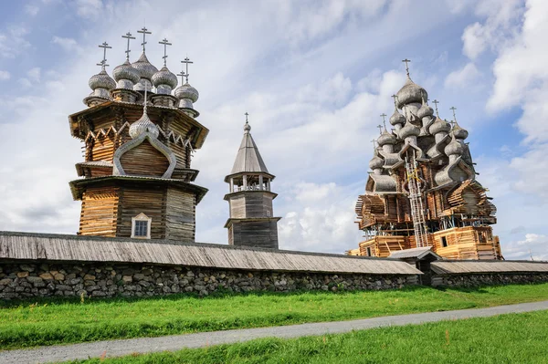 Träkyrkan på kizhi under återuppbyggnad — Stockfoto