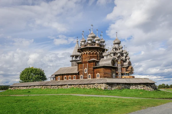 Wooden church at Kizhi under reconstruction — Stock Photo, Image