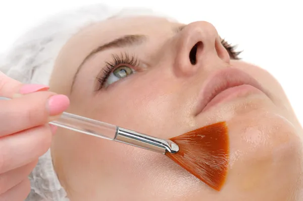 Ansikts peeling mask tillämpar — Stockfoto