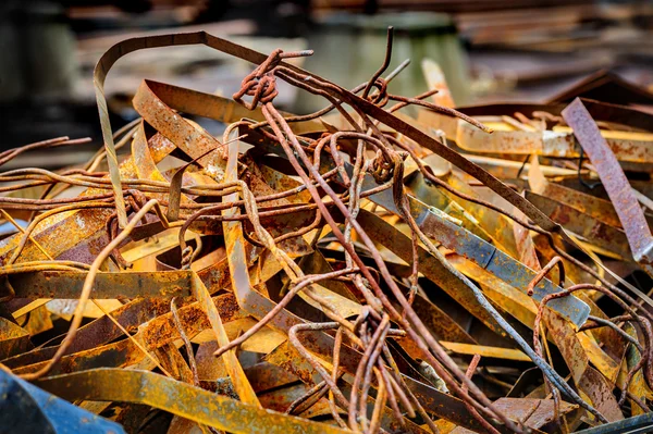 Haldy rezavý kovový odpad — Stock fotografie