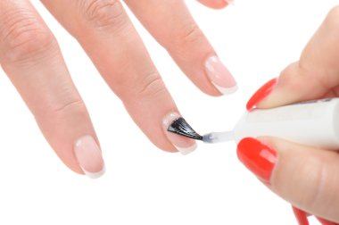 Manikür, net emaye uygulanıyor