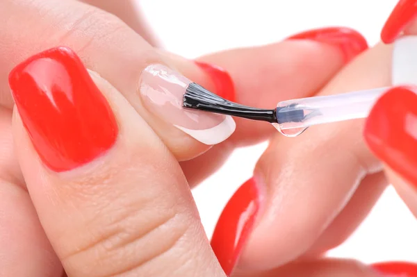 Manicure, applicando smalto trasparente — Foto Stock