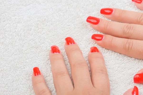 Женские пальцы с красной эмалью — стоковое фото