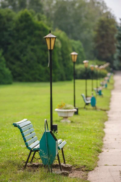 Park bankında satır, ilk tarih seçici odak — Stok fotoğraf