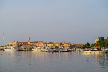 Karadağ 'ın Budva Körfezi' ndeki tekne ve yatlar, eski kentin arka planında