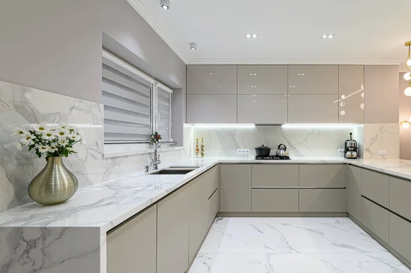 Luxe witte moderne marmeren keuken in studio ruimte — Stockfoto