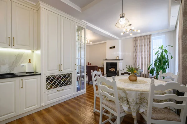 現代の古典的な大規模な白い色の豪華なキッチンとスタジオアパートのインテリアのダイニングルーム — ストック写真
