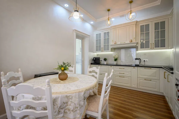 Moderno Clássico Branco Luxuoso Cozinha Sala Jantar Interior Apartamento Estúdio — Fotografia de Stock