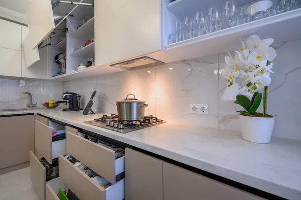 Nowoczesny Klasyczny Biały Beżowy Luksusowa Kuchnia Jadalnią Studio Apartament Wnętrza — Zdjęcie stockowe
