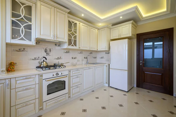 Cuisine Classique Blanche Beige Luxueuse Dans Studio Intérieur — Photo